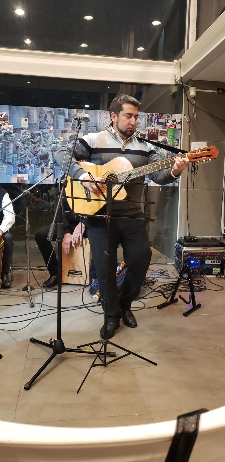 Nico Augusto tocando la guitarra en vivo